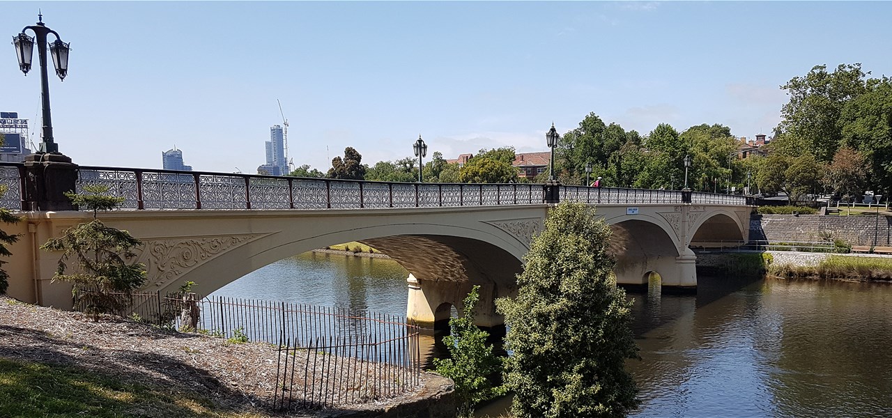 Photo of the Yarra River on a sunny day with the Morell Bridge in the foreground