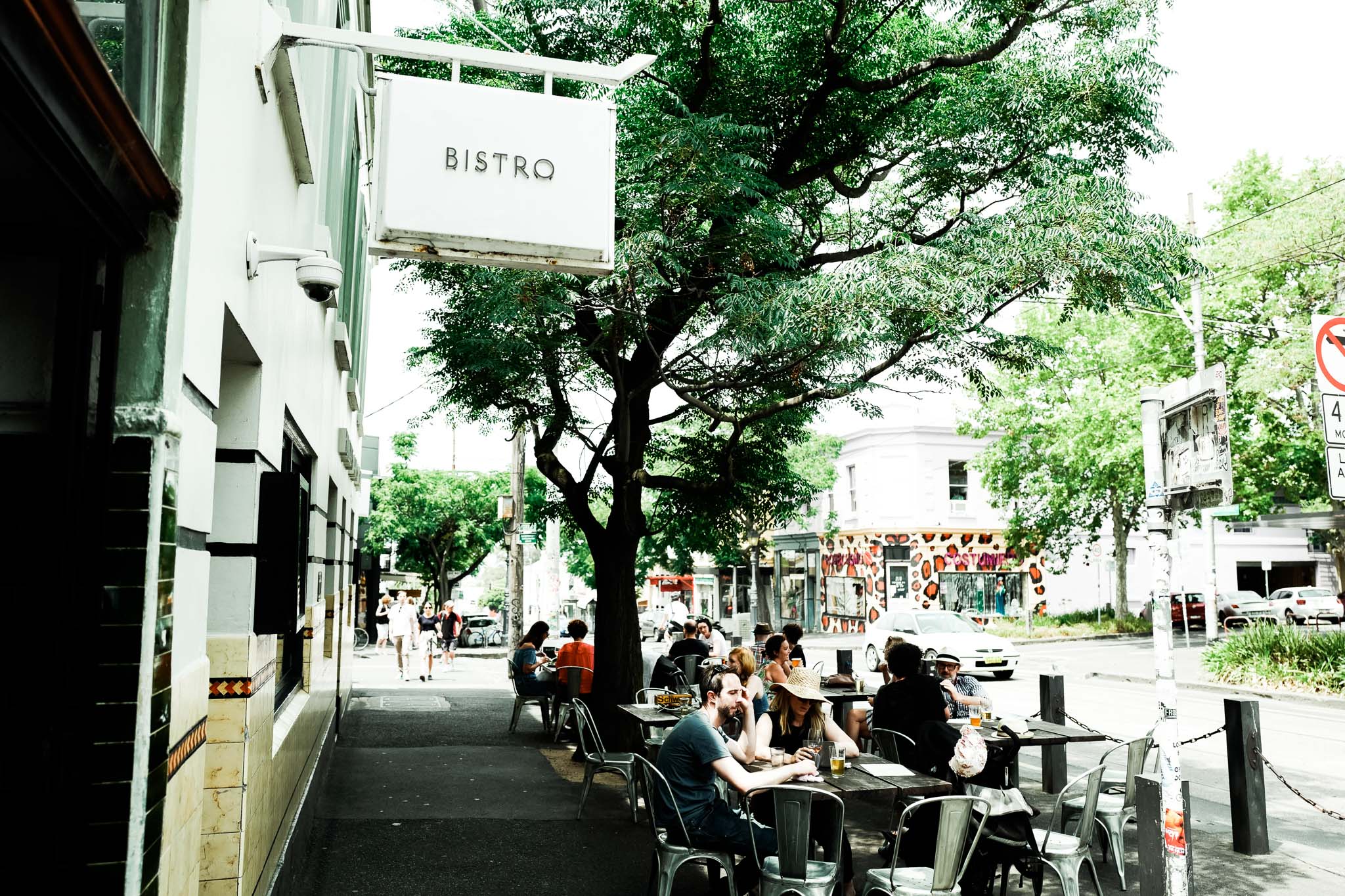 Photo of footpath diners in front of the Builders Arms Hotel