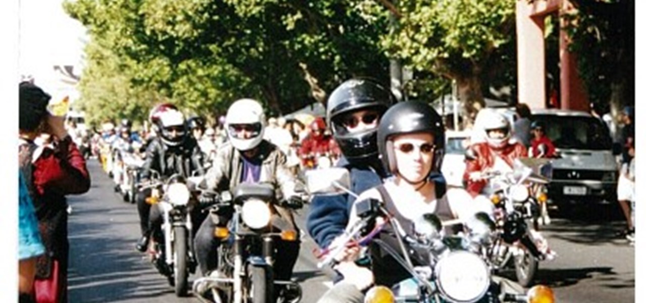 Pride March 2000 image: Dykes on Bikes