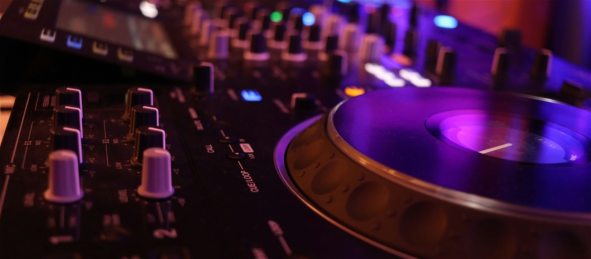 Mixing desk with turntable